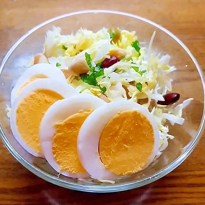 キャベツとミックスビーンズとゆで卵のサラダ